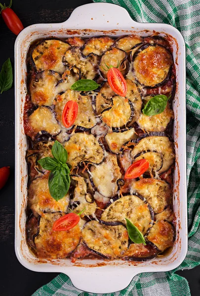 烤茄子 在深色木桌上放奶酪 帕米吉亚纳 梅兰扎内顶部视图 意大利美食 — 图库照片