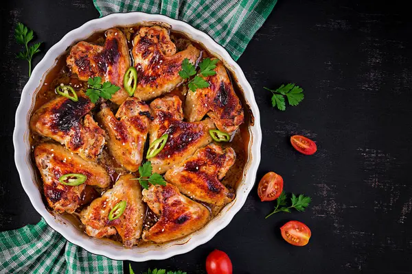 Pişirme Çanak Asya Tarzında Pişmiş Tavuk Kanatları Üst Görünüm Genel — Stok fotoğraf