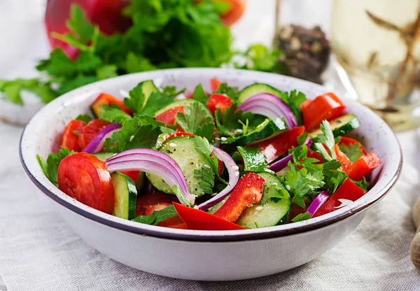 Tomaten Und Gurkensalat Mit Roten Zwiebeln Paprika Schwarzem Pfeffer Und — Stockfoto