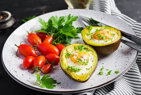 Avocado Baked Egg Fresh Salad Vegetarian Dish Ketogenic Diet Keto — Stock Photo, Image