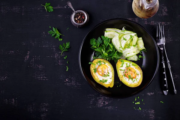 Aguacate Horno Con Huevo Ensalada Fresca Plato Vegetariano Vista Superior —  Fotos de Stock