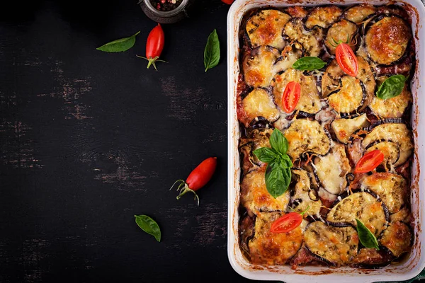 Melanzane Forno Con Formaggio Tavolo Legno Scuro Parmigiana Melanzane Vista — Foto Stock