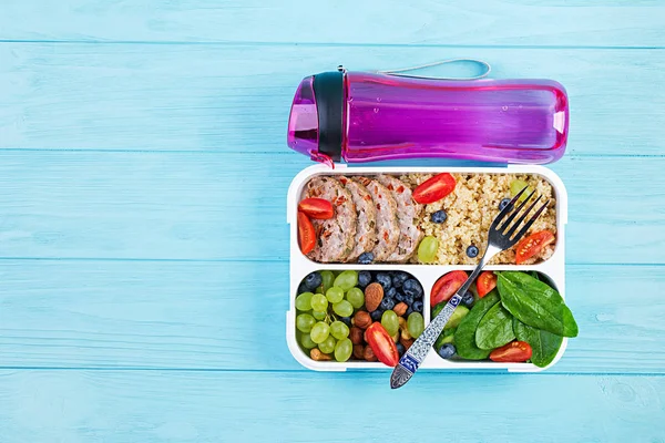 Lunchbox Köttfärslimpa Bulgur Nötter Tomat Och Bär Hälsosam Fitnessmat Med — Stockfoto