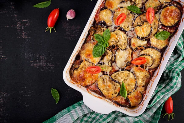 Melanzane Forno Con Formaggio Tavolo Legno Scuro Parmigiana Melanzane Vista — Foto Stock