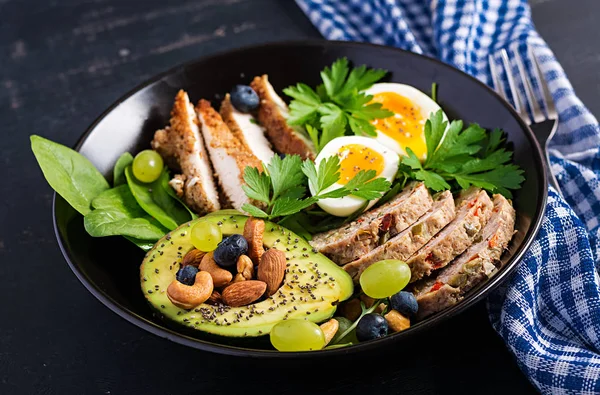 Dieta Cetogénica Plato Buda Con Pastel Carne Carne Pollo Aguacate — Foto de Stock