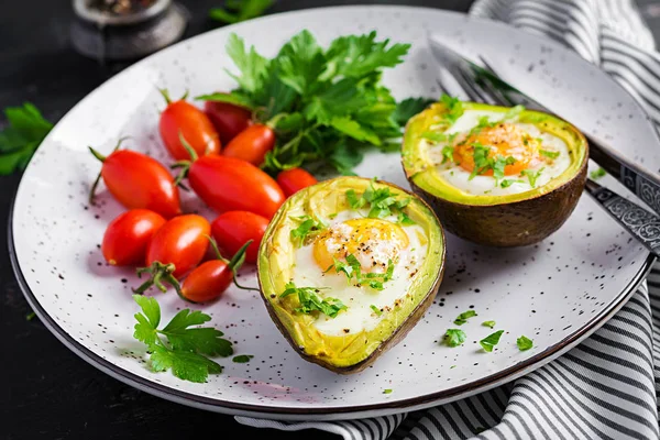 Αβοκάντο Ψημένο Αυγό Και Φρέσκια Σαλάτα Χορτοφαγικό Πιάτο Κετογενική Δίαιτα — Φωτογραφία Αρχείου