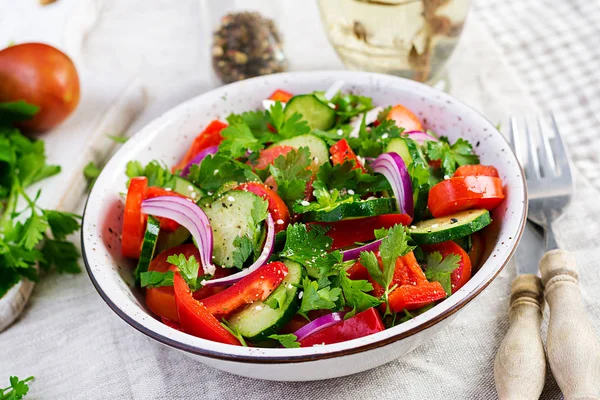Kırmızı Soğan Kırmızı Biber Karabiber Maydanoz Ile Domates Salatalık Salatası — Stok fotoğraf