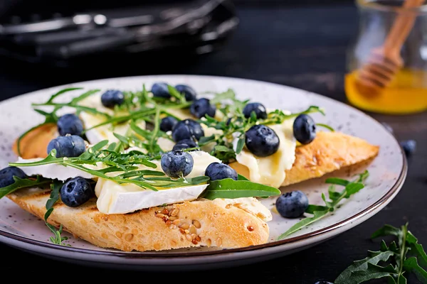 Bruschetta Toast Crostini Afine Proaspete Miere Brânză Brie Arugula Bucătărie — Fotografie, imagine de stoc