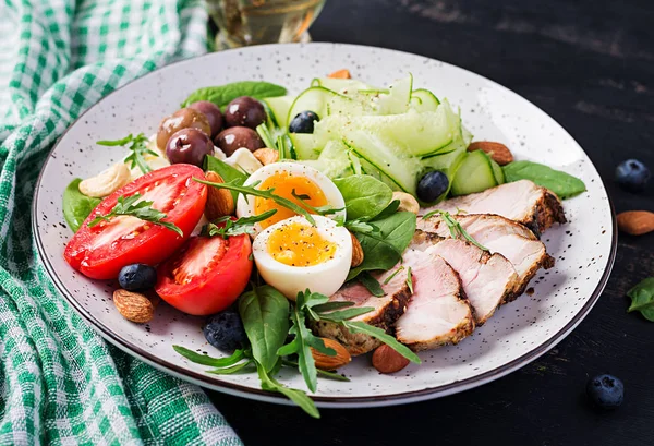 Dieta Ketogeniczna Keto Brunch Gotowane Jajko Stek Wieprzowy Oliwki Ogórek — Zdjęcie stockowe