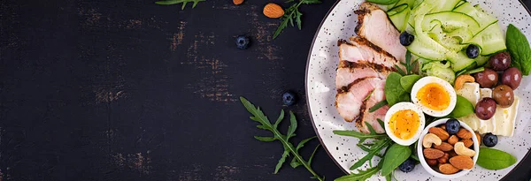 Ketogenní Dieta Keto Brunch Vařené Vajíčko Vepřové Steak Olivy Okurky — Stock fotografie