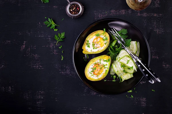 Авокадо Запечений Яйцем Свіжим Салатом Вегетаріанське Блюдо Вид Зверху Накладні — стокове фото