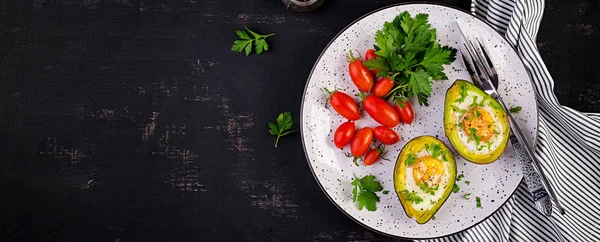 Avokado Yumurta Taze Salata Ile Pişmiş Vejetaryen Yemek Üstte Tepede — Stok fotoğraf