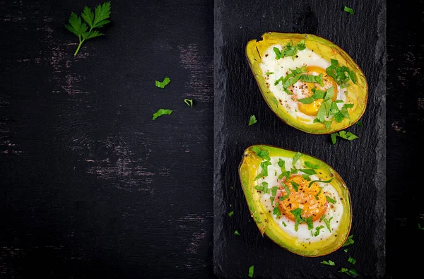 Avokáda Pečená Vajíčko Čerstvý Salát Vegetariánská Jídla Horní Pohled Režie — Stock fotografie