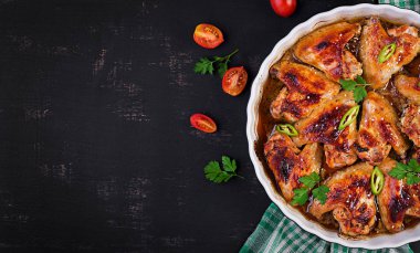 Pişirme çanak Asya tarzında pişmiş tavuk kanatları. Üst görünüm, genel merkez