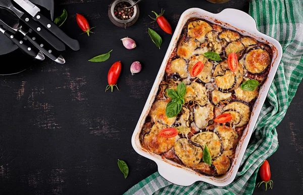 Berinjela Assada Com Queijo Uma Mesa Madeira Escura Parmigiana Melanzane — Fotografia de Stock