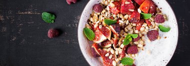 Chia tohum puding ahududu, incir ve nane ile yapılan koyu 