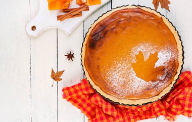 Tarçın ve hindistan cevizi ile Amerikan ev yapımı kabak pasta, kabak 