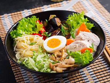 Tavuk, yumurta, shimeji mantar ve koyu ahşap arka plan üzerinde patlıcan ile Japon ramen çorbası. Chanko nabe, sumo çorbası.