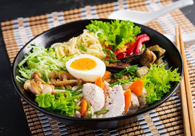 Tavuk, yumurta, shimeji mantar ve koyu ahşap arka plan üzerinde patlıcan ile Japon ramen çorbası. Chanko nabe, sumo çorbası.