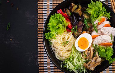 Tavuk, yumurta, shimeji mantar ve koyu ahşap arka plan üzerinde patlıcan ile Japon ramen çorbası. Chanko nabe, sumo çorbası. Üstte görüntü