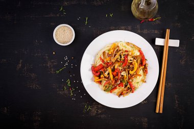 Shimeji mantarı ve kırmızı biberli erişte. Oryantal yemek. Japon Shimeji mantar kızartma karıştırın. Üstte görüntü