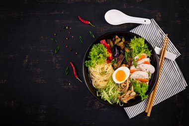 Tavuk, yumurta, shimeji mantar ve koyu ahşap arka plan üzerinde patlıcan ile Japon ramen çorbası. Chanko nabe, sumo çorbası. Üstte görüntü