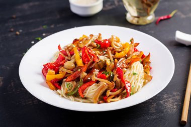 Shimeji mantarı ve kırmızı biberli erişte. Oryantal yemek. Japon Shimeji mantar kızartma karıştırın.