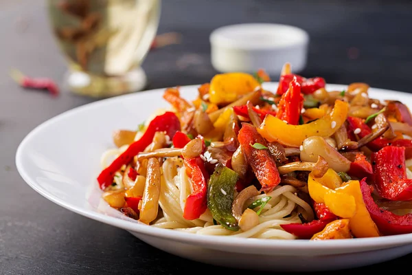 Noedels Met Shimeji Champignons Paprika Oosterse Maaltijd Japanse Shimeji Paddestoel — Stockfoto