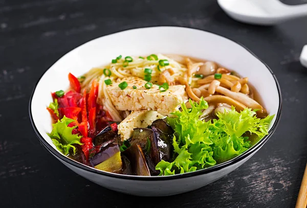 Sopa Macarrão Vegan Asiático Com Queijo Tofu Cogumelos Shimeji Berinjela — Fotografia de Stock