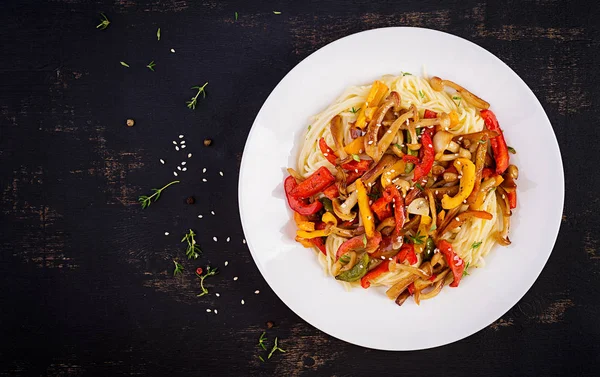 Noedels Met Shimeji Champignons Paprika Oosterse Maaltijd Japanse Shimeji Paddestoel — Stockfoto