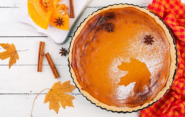 Pastel de calabaza casero americano con canela y nuez moscada, calabaza —  Fotos de Stock