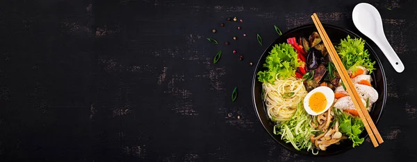 Sopa de ramen japonesa com frango, ovo, cogumelos shimeji e ovo — Fotografia de Stock