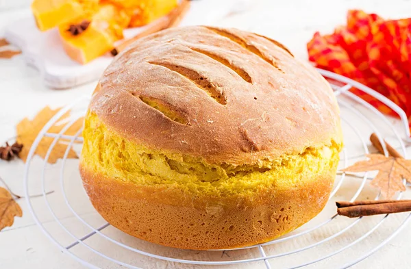 Pão de abóbora caseiro fresco e fatias de abóbora . — Fotografia de Stock