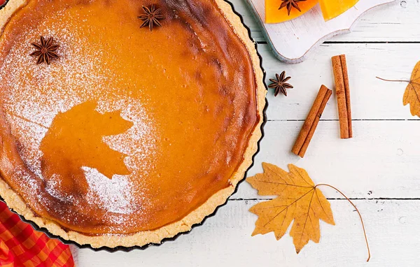 American homemade pumpkin pie with cinnamon and nutmeg, pumpkin — Stock Photo, Image