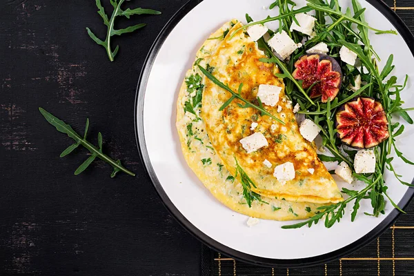 Omelette Mit Feta Käse Petersilie Und Salat Mit Feigen Rucola — Stockfoto
