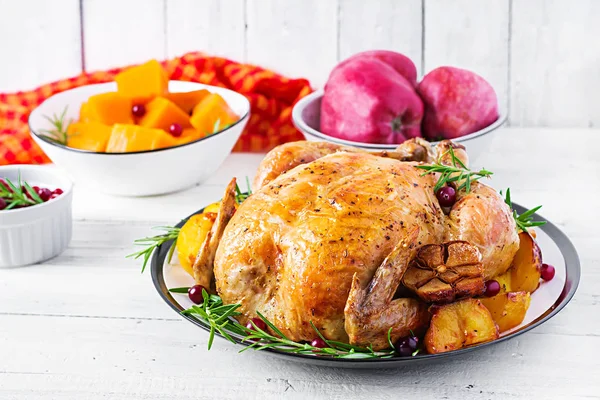 Pavo Asado Adornado Con Arándanos Sobre Una Mesa Estilo Rústico —  Fotos de Stock