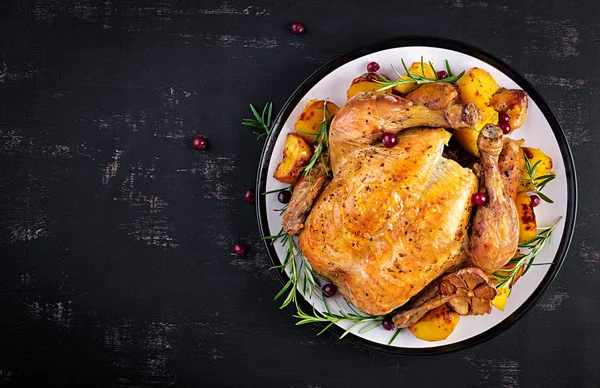 Pavo Horno Pollo Mesa Navidad Sirve Con Pavo Decorado Con —  Fotos de Stock