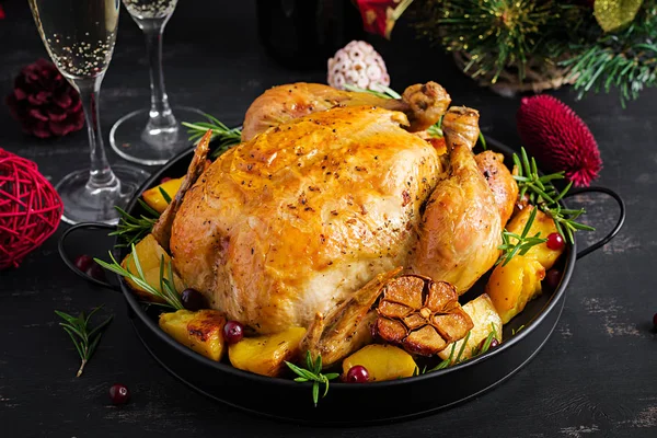 Pavo Horno Pollo Mesa Navidad Sirve Con Pavo Decorado Con — Foto de Stock