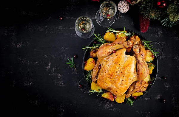 Pavo al horno o pollo. La mesa de Navidad se sirve con un tu —  Fotos de Stock