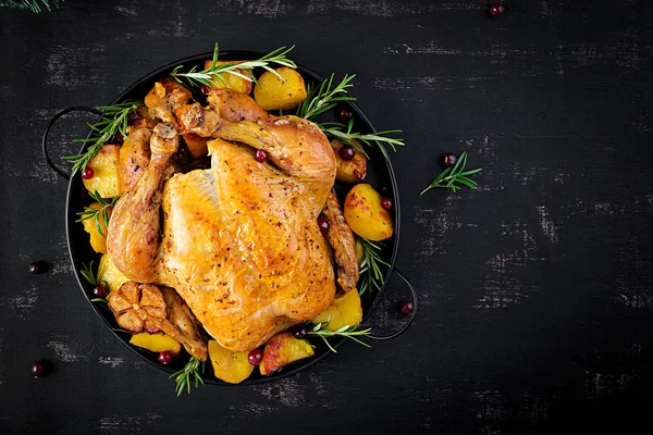 Pavo al horno o pollo. La mesa de Navidad se sirve con un tu —  Fotos de Stock