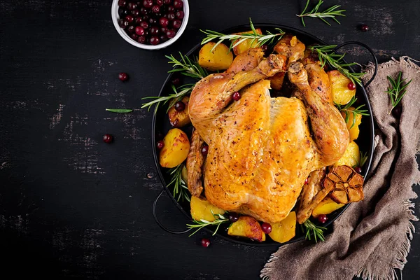 烤火鸡或鸡肉 圣诞桌上有一只火鸡肉 上面点缀着明亮的金银花 餐桌布置 圣诞晚餐 顶部视图 — 图库照片