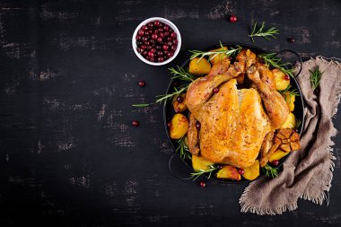 Fırında hindi ya da tavuk. Noel masası parlak süslemelerle süslenmiş bir hindiyle servis edilir. Kızarmış tavuk. Masa ayarı. Noel yemeği. Üst görünüm