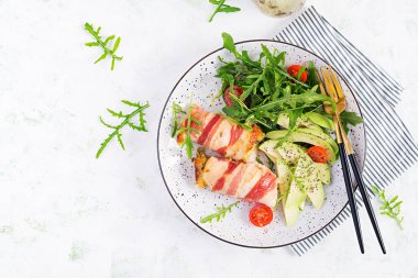 Ketogenik diyet. Tavuk etli yemek. Pastırma, avokado, domates ve roka. Detoks ve sağlıklı konsept. Keto yemeği. Yukarıdan, yukarıdan, dümdüz.