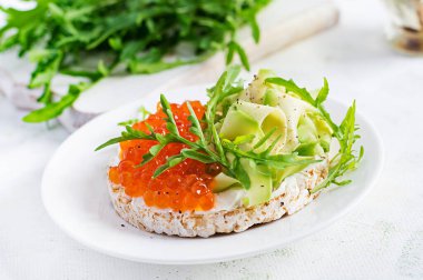 Kırmızı havyar, avokado ve krem peynirli çıtır sandviçler..