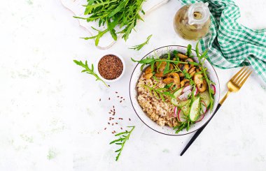 Vejetaryen yemeği. Yeşil mantar, salatalık, turp ve keten tohumlu yulaf lapası. Sağlıklı dengeli yiyecekler. Üst görünüm, genel görünüm, kopyalama alanı