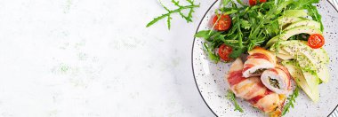 Ketogenik diyet. Tavuk etli yemek. Pastırma, avokado, domates ve roka. Detoks ve sağlıklı konsept. Keto yemeği. Yukarıdan, yukarıdan, pankarttan