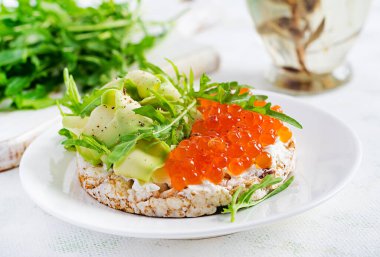 Kırmızı havyar, avokado ve krem peynirli çıtır sandviçler..