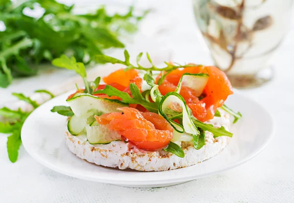 Sandwich Deschis Somon Sărat Brânză Cremă Castravete Feliate Arugula Farfurie — Fotografie, imagine de stoc