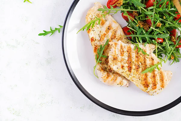 Gegrilde Kipfilet Met Verse Salade Arugula Tomaat Ketogeen Voedsel Gezonde — Stockfoto