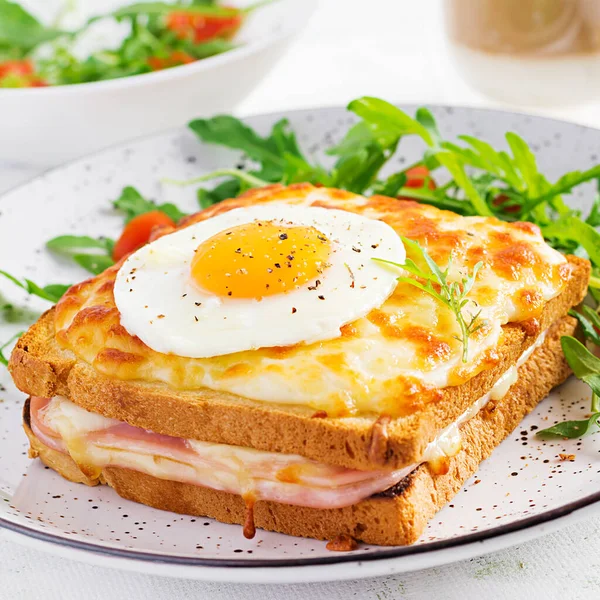 Kahvaltıda Sıcak Sandviç Croque Madame Sandviçi Masada Bir Fincan Sütlü — Stok fotoğraf